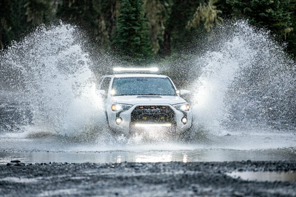 Toyota passant per un riu